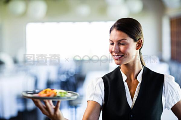 在餐廳拿盤子的女服務(wù)員