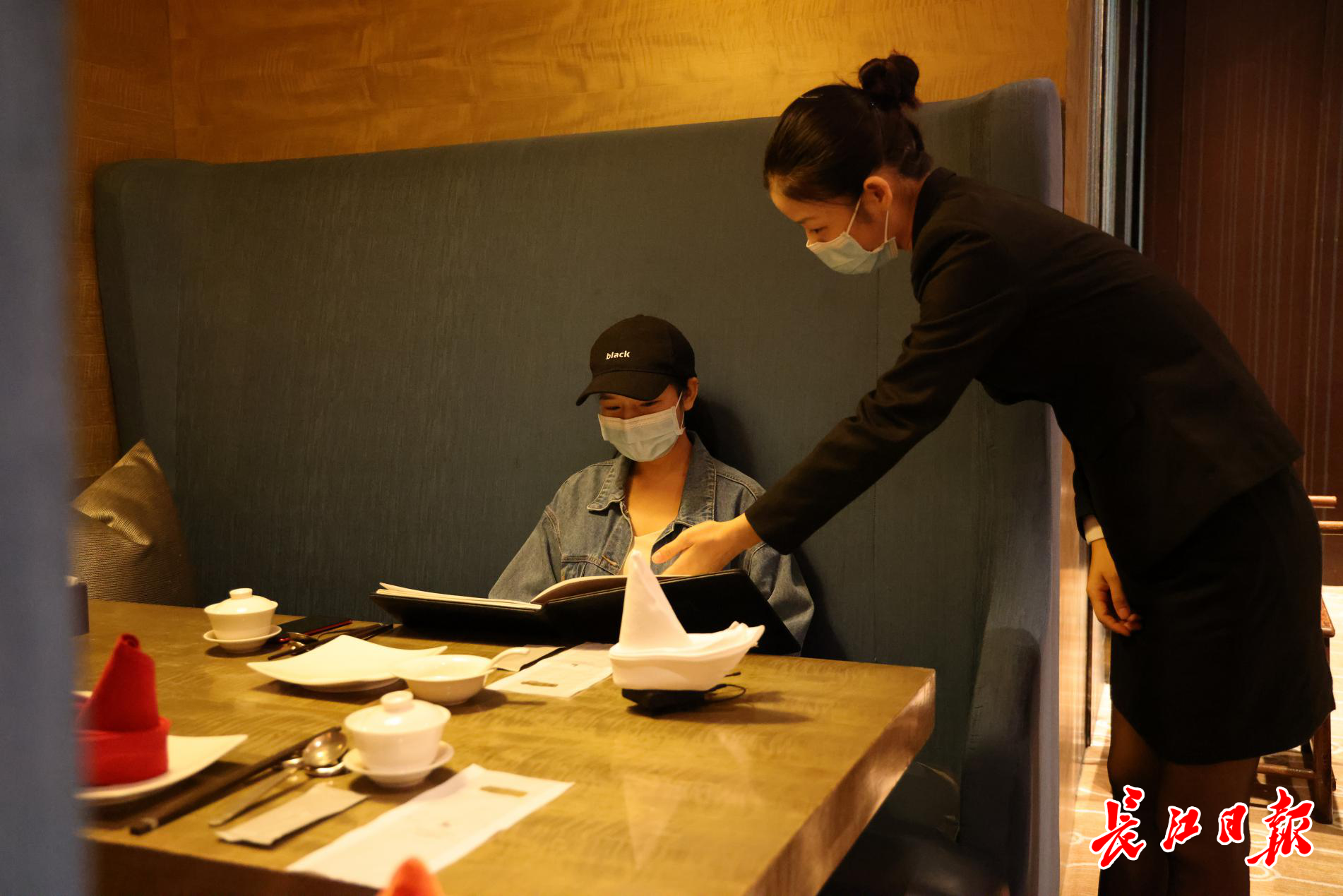 武漢星級酒店餐飲服務新趨勢 服務員轉(zhuǎn)型'點菜師'，打造專業(yè)餐飲體驗