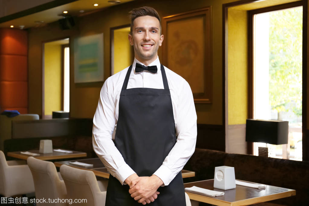 餐飲服務(wù)中的英俊年輕服務(wù)員 形象與服務(wù)的雙贏